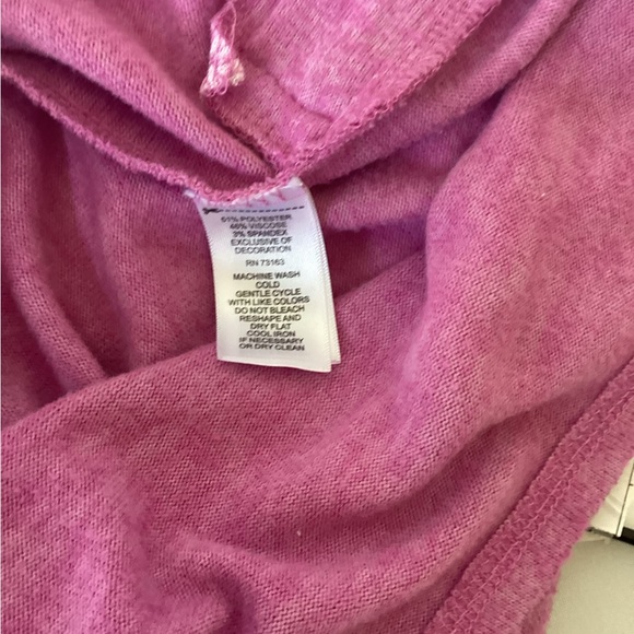 Cable & Gauge Magenta Sweater Button Decor Like new ! Size Small - Picture 4 of 4